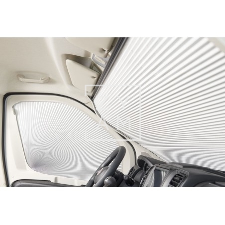 Oscurecedor de parabrisas Dometic FP 210 para Fiat Ducato 250/290 con aislamiento térmico y diseño en panal.